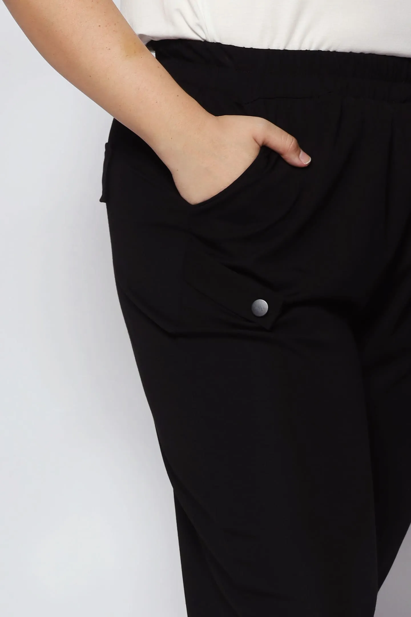 Qoo Pants in Black